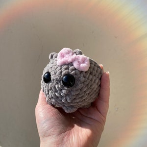 Trieste Hamster Amigurumi, schattige Hamster Tiktok meme, gehaakte Hamster roze strik handgemaakte sleutelhanger hamster afbeelding 2