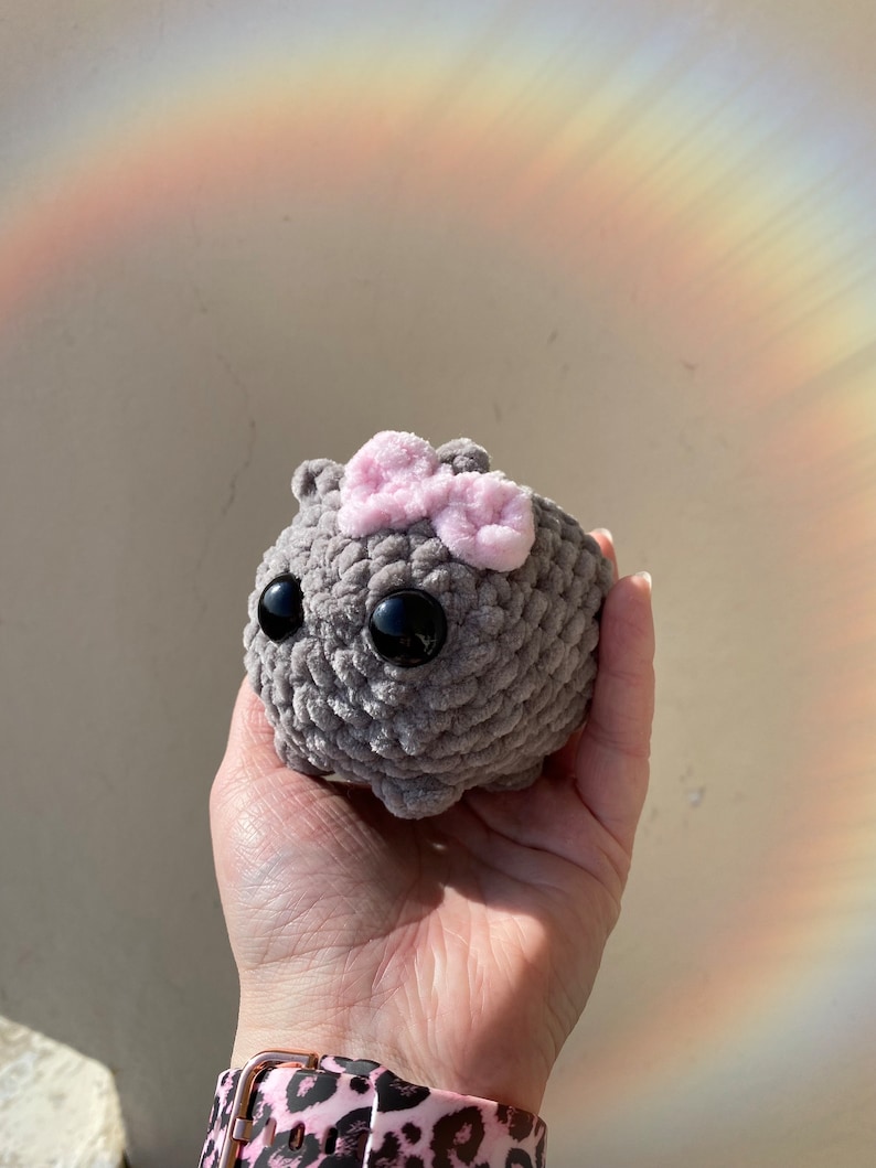 Trieste Hamster Amigurumi, schattige Hamster Tiktok meme, gehaakte Hamster roze strik handgemaakte sleutelhanger hamster afbeelding 2