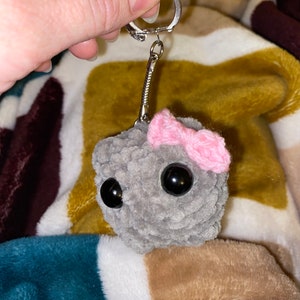 Trauriger Hamster Amigurumi, niedlicher Hamster Tiktok meme, häkeln Hamster rosa Bogen handgemachte Schlüsselanhänger Hamster Small