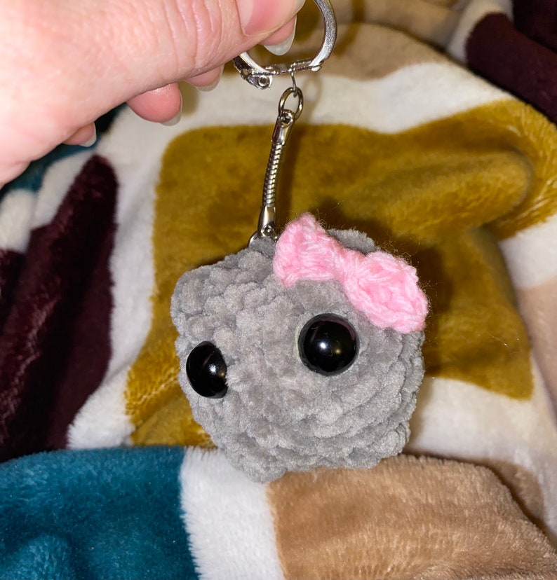 Amigurumi de hamster triste, meme mignon de hamster de Tiktok, hamster de porte-clés fait main de noeud rose de hamster au crochet Small