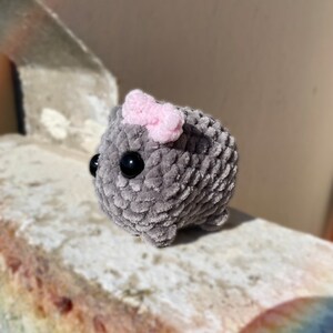 Criceto triste Amigurumi, meme Tiktok del criceto carino, criceto portachiavi fatto a mano con fiocco rosa all'uncinetto immagine 1