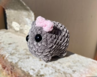 Criceto triste Amigurumi, meme Tiktok del criceto carino, criceto portachiavi fatto a mano con fiocco rosa all'uncinetto