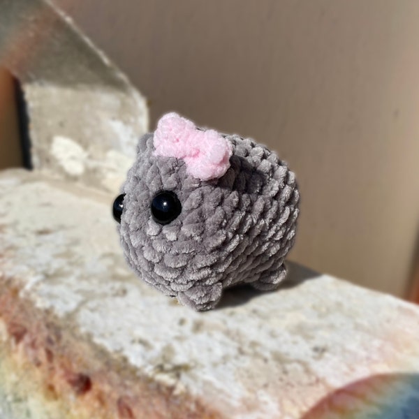 Amigurumi de hamster triste, meme mignon de hamster de Tiktok, hamster de porte-clés fait main de noeud rose de hamster au crochet