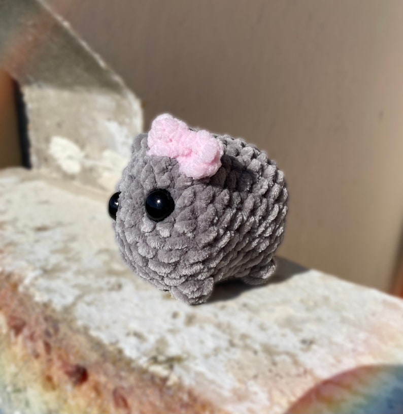 Trauriger Hamster Amigurumi, süßes Hamster Tiktok Meme, gehäkelter Hamster rosa Schleife handgemachter Schlüsselanhänger Hamster Medium