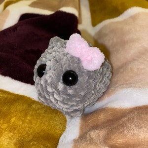 Amigurumi de hamster triste, meme mignon de hamster de Tiktok, hamster de porte-clés fait main de noeud rose de hamster au crochet image 3