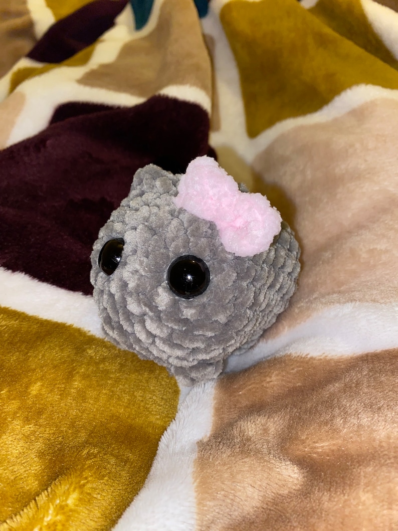 Trauriger Hamster Amigurumi, niedlicher Hamster Tiktok meme, häkeln Hamster rosa Bogen handgemachte Schlüsselanhänger Hamster Bild 3