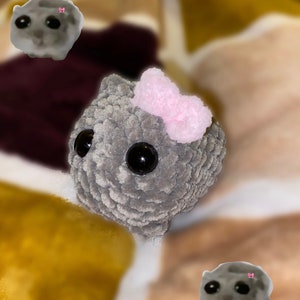 Trauriger Hamster Amigurumi, süßes Hamster Tiktok Meme, gehäkelter Hamster rosa Schleife handgemachter Schlüsselanhänger Hamster Bild 4