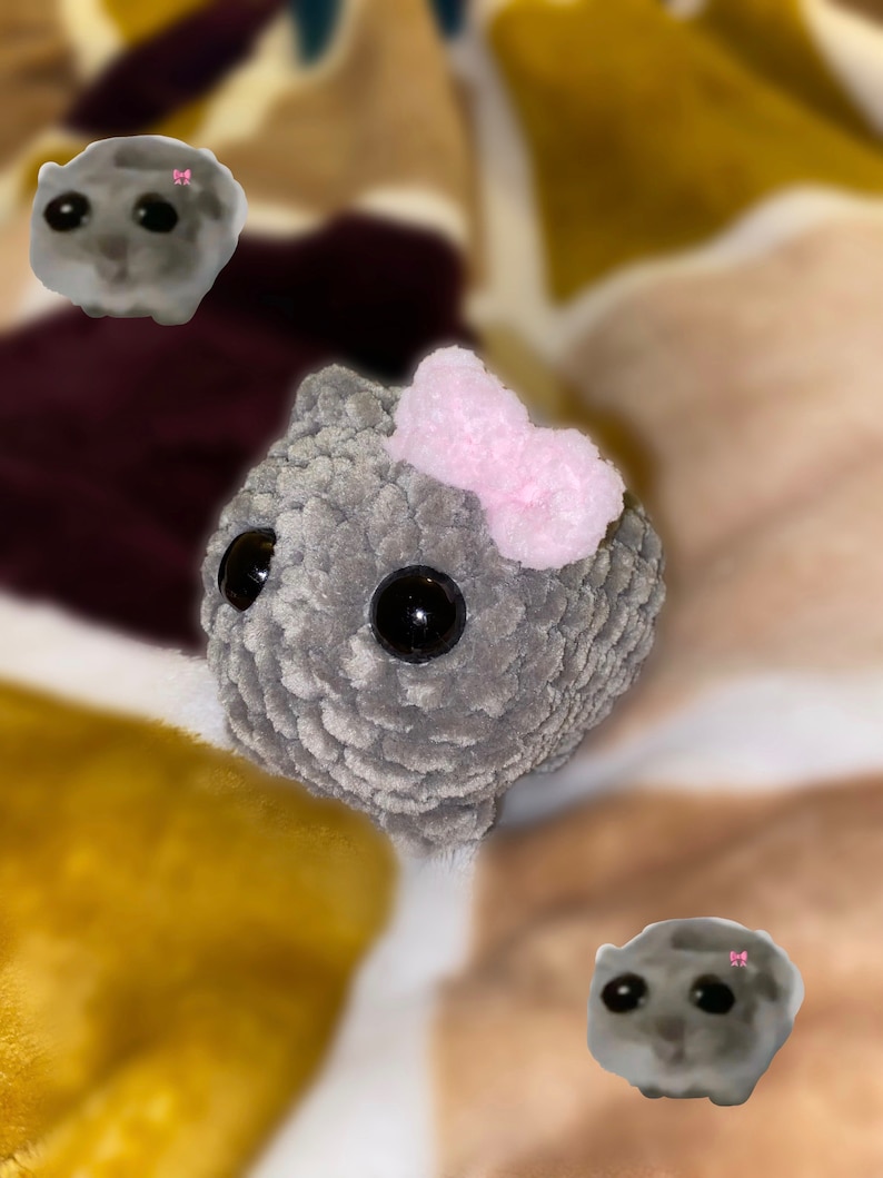 Trauriger Hamster Amigurumi, süßes Hamster Tiktok Meme, gehäkelter Hamster rosa Schleife handgemachter Schlüsselanhänger Hamster Bild 4