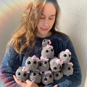 Trieste Hamster Amigurumi, schattige Hamster Tiktok meme, gehaakte Hamster roze strik handgemaakte sleutelhanger hamster afbeelding 1