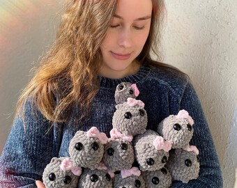 Criceto triste Amigurumi, meme Tiktok del criceto carino, criceto portachiavi fatto a mano con fiocco rosa all'uncinetto