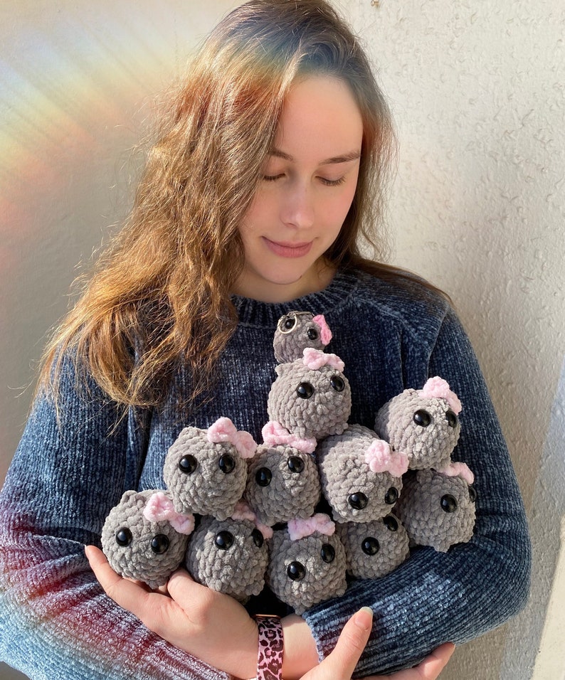 Trauriger Hamster Amigurumi, süßes Hamster Tiktok Meme, gehäkelter Hamster rosa Schleife handgemachter Schlüsselanhänger Hamster Bild 1