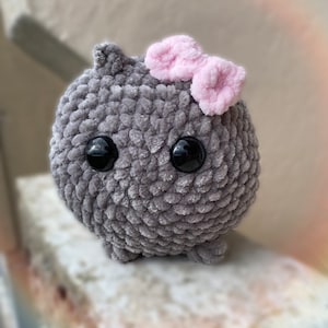 Trauriger Hamster Amigurumi, süßes Hamster Tiktok Meme, gehäkelter Hamster rosa Schleife handgemachter Schlüsselanhänger Hamster Big