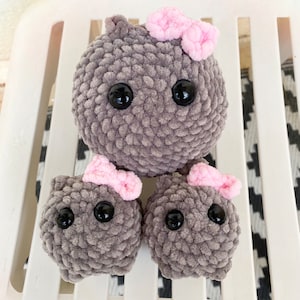 Hámster triste Amigurumi, lindo meme Tiktok de hámster, hámster de llavero hecho a mano con lazo rosa de hámster de ganchillo imagen 4