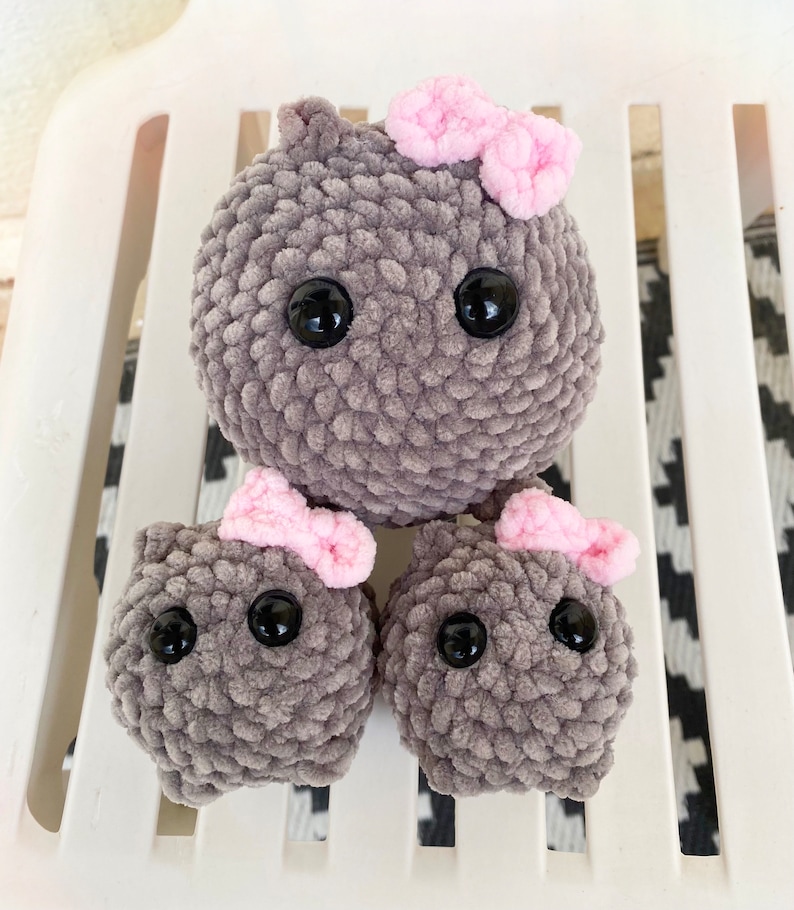 Criceto triste Amigurumi, meme Tiktok del criceto carino, criceto portachiavi fatto a mano con fiocco rosa all'uncinetto immagine 4