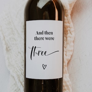 Faire-part de grossesse imprimable étiquette de vin nouveau cadeau de naissance bébé et puis il y avait trois cadeau de révélation de grossesse téléchargement immédiat
