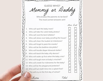 Puede incluir: Una tarjeta de juego de baby shower imprimible en blanco y negro con el texto "Adivina quién? Mamá o Papá" y una lista de preguntas sobre los futuros padres. La tarjeta tiene casillas de verificación para que los invitados marquen sus respuestas.