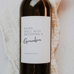 Étiquette de vin imprimable « S'accorde bien avec devenir grand-mère » - étiquette de vin faire-part de grossesse - téléchargement immédiat - cadeau amusant pour grand-mère