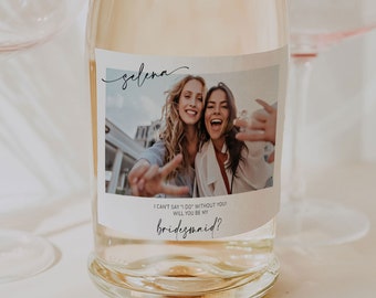 Peut inclure: Une bouteille de vin blanc avec une étiquette personnalisée représentant une photo de deux femmes et le texte "Selena I CAN'T SAY 'I DO' WITHOUT YOU! WILL YOU BE MY bridesmaid?"