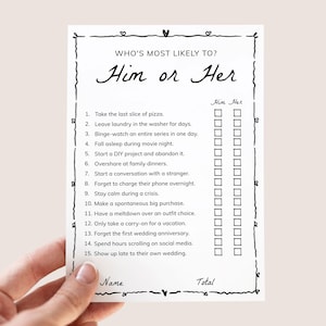 Op de afbeelding: Een printbare spelkaart met de tekst "Wie is het meest waarschijnlijk? Hij of Zij?" en een lijst van 15 vragen om te beantwoorden over een stel. De kaart heeft selectievakjes voor "Hij" en "Zij" voor elke vraag.