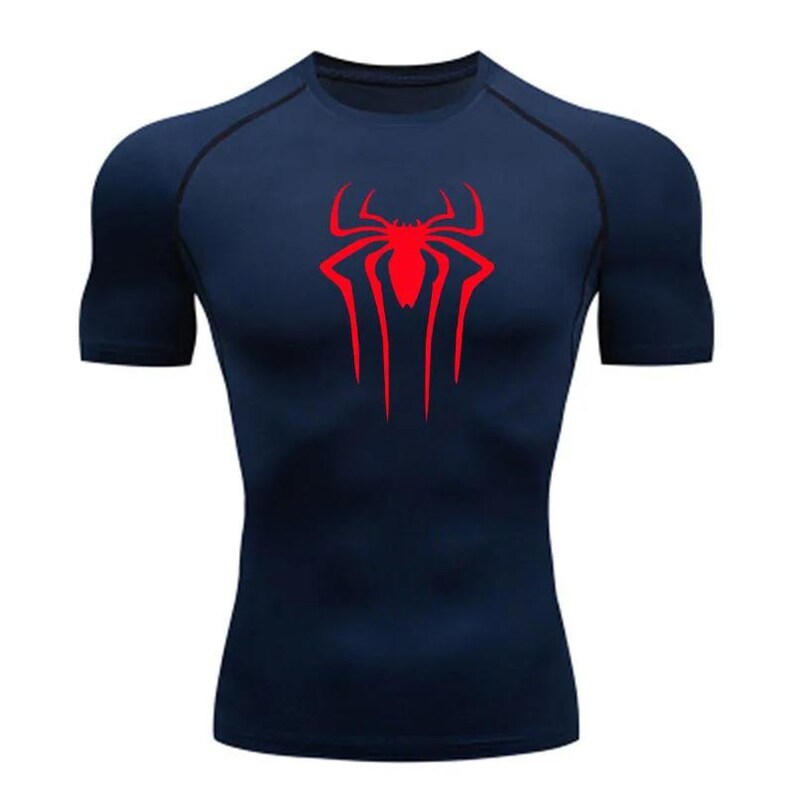 Puede incluir: Una camiseta de compresi&oacute;n de manga corta azul marino con un gr&aacute;fico de ara&ntilde;a roja en la parte delantera.