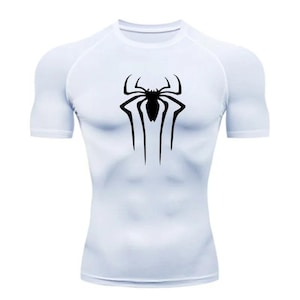 Puede incluir: Camiseta de compresi&oacute;n blanca de manga corta con un logotipo de Spiderman negro en la parte delantera.