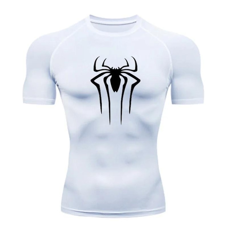 Puede incluir: Camiseta de compresi&oacute;n blanca de manga corta con un logotipo de Spiderman negro en la parte delantera.