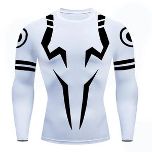 Könnte beinhalten: Weißes Langarm-Kompressionsshirt mit Rundhalsausschnitt. Das Shirt hat ein schwarzes Grafikdesign auf Brust, Schultern und Ärmeln. Das Design umfasst geometrische Formen und Linien. Das Shirt ist figurbetont.