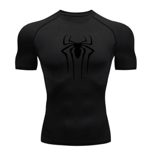 Puede incluir: Camiseta negra de manga corta con un gr&aacute;fico de ara&ntilde;a negra en la parte delantera.