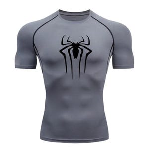 Puede incluir: Una camiseta de compresi&oacute;n gris de manga corta con un gr&aacute;fico de ara&ntilde;a negra en la parte delantera.