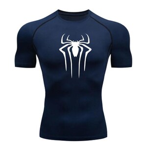 Puede incluir: Una camiseta de compresi&oacute;n de manga corta azul marino con un gr&aacute;fico de ara&ntilde;a blanca en la parte delantera.