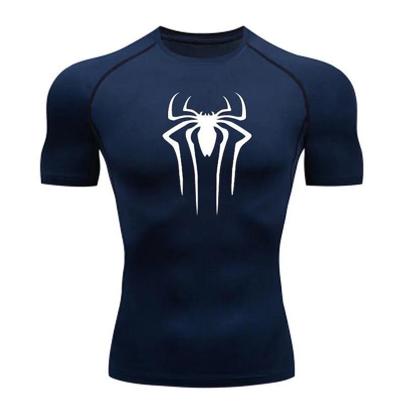 Puede incluir: Una camiseta de compresi&oacute;n de manga corta azul marino con un gr&aacute;fico de ara&ntilde;a blanca en la parte delantera.