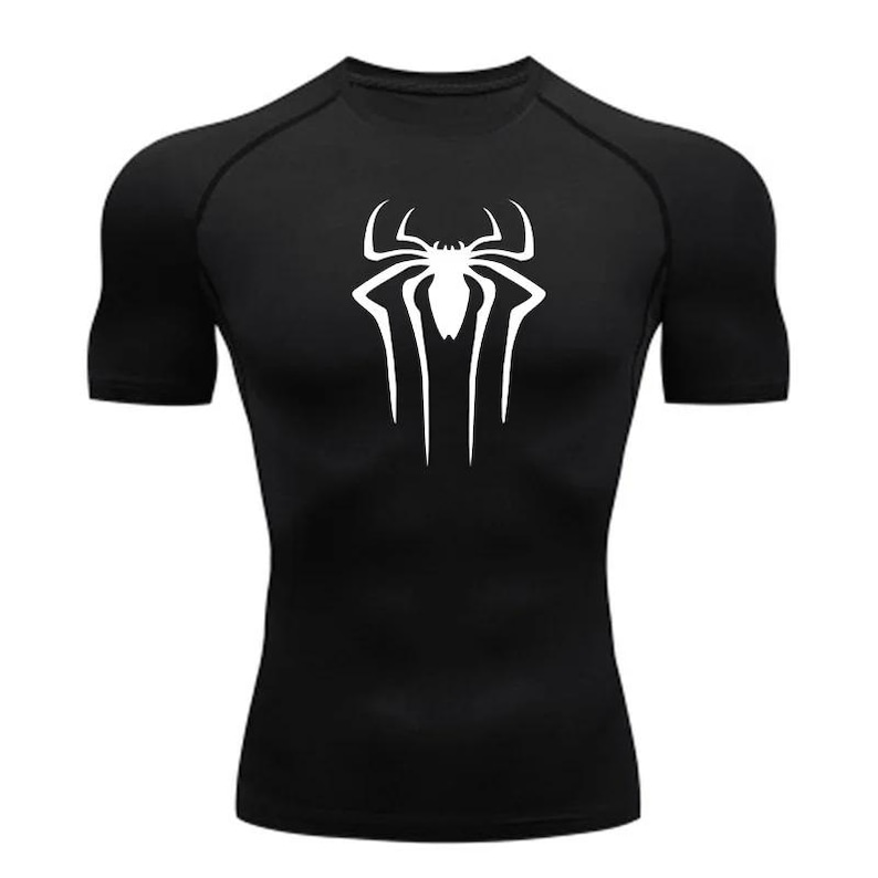Puede incluir: Camiseta negra de manga corta con un gr&aacute;fico de ara&ntilde;a blanca en la parte delantera.