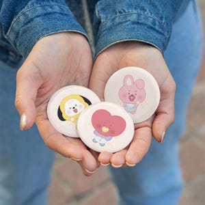 Schattige baby-BT2I-knop | Kpop Jin Suga Yoongi Jhope Namjoon Rm Jimin V Jungkook Pin Button Badge Merch voor tassen jas rugzak party decor