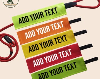 Könnte beinhalten: Fünf rechteckige Stoffhüllen in Neongrün, Orange, Gelb, Rot und Limettengrün, jeweils mit dem schwarzen Text ADD YOUR TEXT. Diese Hüllen sind so konzipiert, dass sie auf eine rote Seilleine geschoben werden, die mit schwarzem Griff sichtbar ist.