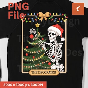 Carta del Tarot Decoradora PNG - Clipart de esqueletos decorando Navidad - Sublimación navideña de brujas - Diseño divertido de camiseta con carta del Tarot