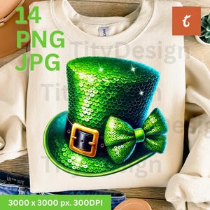 以下が含まれることがあります： 緑と金の妖精の帽子に緑のリボンが付いている。帽子はスパンコールで飾られており、金色のバックルが付いている。帽子は白い背景の上に置かれている。