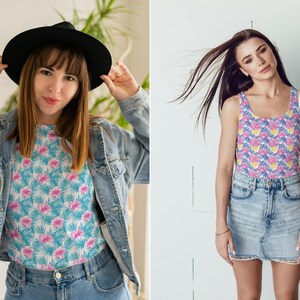 Puede incluir: Dos mujeres vistiendo diferentes estilos de tops con estampado floral. La parte superior de la izquierda es una camisa de manga corta con fondo blanco y flores rosas y azules. La parte superior de la derecha es un top sin mangas con estampado floral rosa y azul sobre fondo blanco.