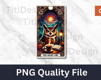 Op de afbeelding: Een vintage-stijl tarotkaart-illustratie met een wijze uil met grote, gouden ogen. De uil zit op een boek met een stomende kop koffie ernaast. De kaart heeft de titel "The Night Owl" en heeft een donkere, mystieke achtergrond.