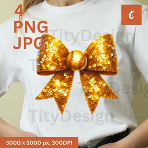 Puede incluir: Una camiseta blanca con un gran lazo de lentejuelas doradas y una pelota de béisbol en el centro. El lazo es grande y cubre la mayor parte del frente de la camiseta. El texto "Tity Design" es visible en la camiseta.