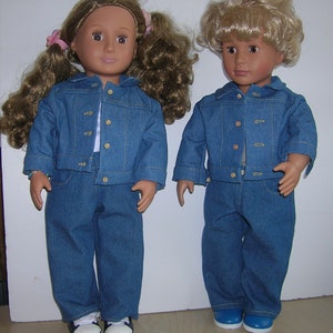 Könnte beinhalten: Zwei Puppen in Jeans-Outfits. Die Puppe links hat lange, lockige braune Haare und trägt eine Jeansjacke und Jeans. Die Puppe rechts hat kurze blonde Haare und trägt eine Jeansjacke und Jeans.