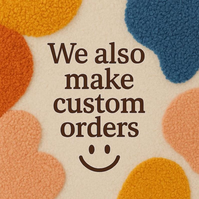 Może przedstawiać: Kremowe tło z kolorowymi, abstrakcyjnymi kształtami w kolorze pomarańczowym, ż&oacute;łtym i niebieskim otacza brązowy tekst "We also make custom orders". Na dole znajduje się uśmiechnięta buzia.