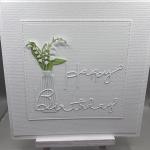 Geburtstagskarte 3D schlicht weiß handgemacht. Florales Motiv: Schneeglöckchen, Schriftzug Happy Birthday