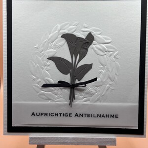 Trauerkarte Beileidskarte schlicht elegant quadratisch  3D Motiv: Blüten Kranz Satinschleife Text „Aufrichtige Anteilnahme“