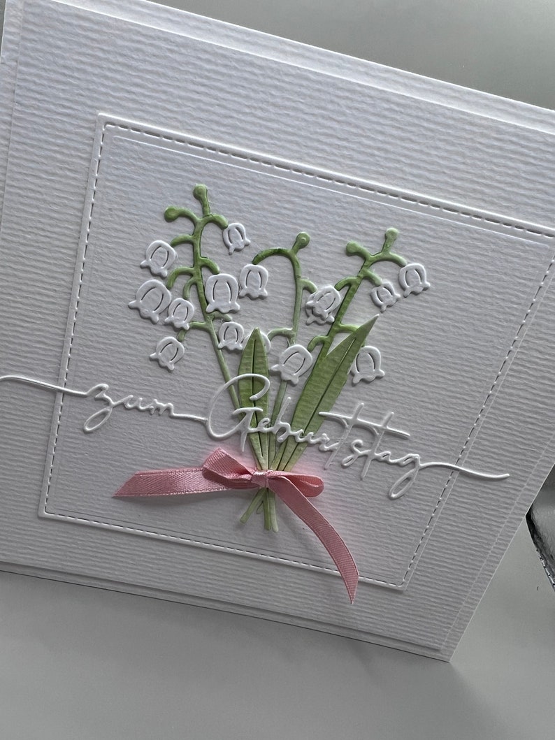 Geburtstagskarte 3D schlicht weiß handgemacht. Florales Motiv Schneeglöckchen mit Satinschleife, Schriftzug: zum Geburtstag immagine 3