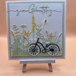 Geburtstagskarte 3D schlicht weiß grün handgemacht. Florales Motiv Blumenwiese mit Hollandrad, Schriftzug: zum Geburtstag.