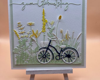 Geburtstagskarte 3D schlicht weiß grün handgemacht. Florales Motiv Blumenwiese mit Hollandrad, Schriftzug: zum Geburtstag.
