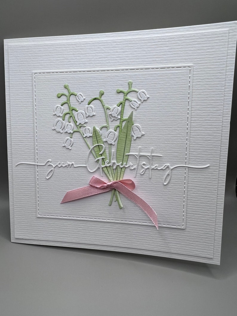 Geburtstagskarte 3D schlicht weiß handgemacht. Florales Motiv Schneeglöckchen mit Satinschleife, Schriftzug: zum Geburtstag immagine 1