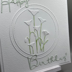 Geburtstagskarte 3D handgemacht, schlicht weiß mit lindgrünen/weißen Calla und Schriftzug Happy Birthday, handgefertigt