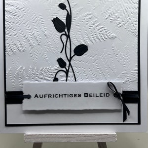 Trauerkarte Beileidskarte schlicht elegant quadratisch  3D Motiv:  Pflanzen vor einem geprägten Farnhintergrund, Text „Aufrichtiges Beileid“