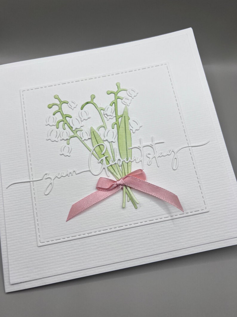 Geburtstagskarte 3D schlicht weiß handgemacht. Florales Motiv Schneeglöckchen mit Satinschleife, Schriftzug: zum Geburtstag immagine 2